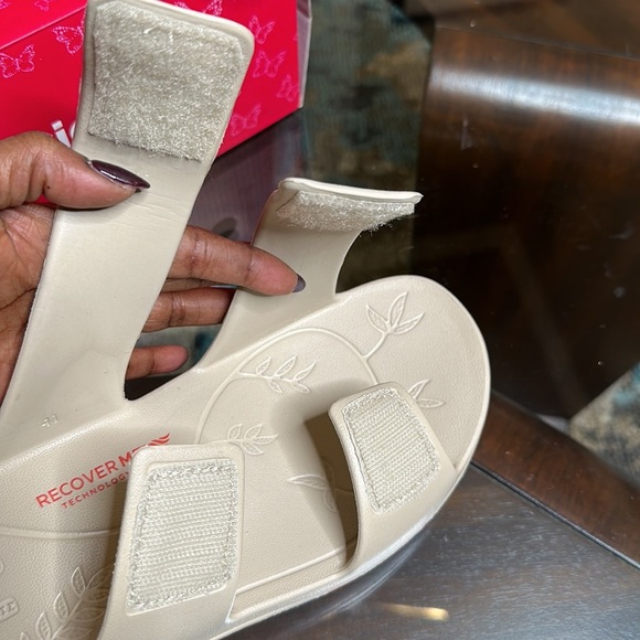 Algeria Orbyt Miami Beach Sandal Tan in‎ color w/ floral bottom Sz 10.5- 11 NEW - Picture 9 of 10